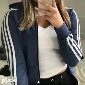 adidas hoddie - mörkblå adidas hoddie, använda ett par gånger men i toppskick. står inte vilken strl men skulle gissa på xs men passar även för dig som är s
