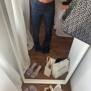 Byxor  - Kostymbyxor / byxor i jeansaktig färg, jag är 165 cm och de är långa på mig + stora i midjan 