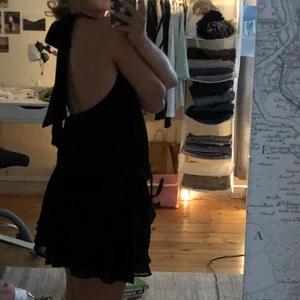 Zara klänning - Såå fin klänning ifrån zara! Knyts i nacken och volang kjol som nederdel. Super fin i bak också då den har öppen rygg. Storlek xs men skulle säga att den passar upp till M då den är stretchig och som sagt knyts i nacken. Bud på 250 + frakt. 