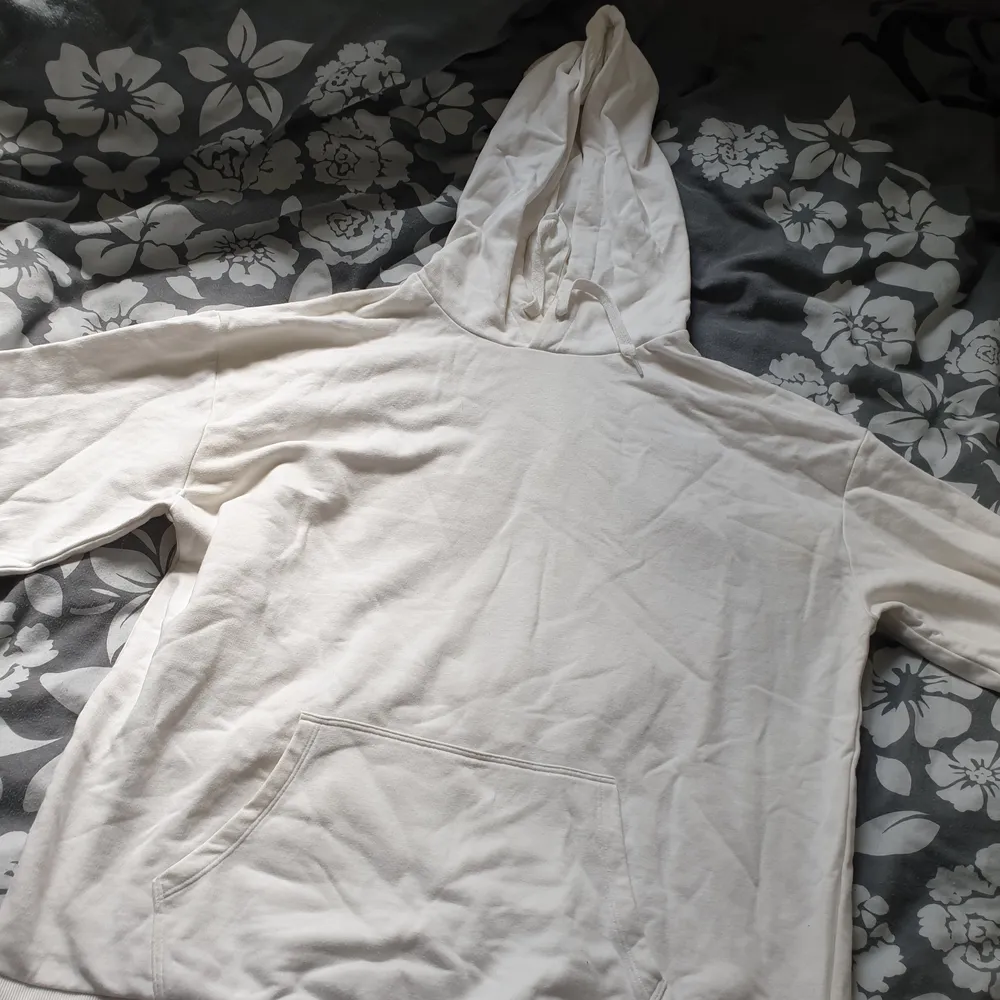 En fin vit hoodie ifrån Cubus! Den är i storlek L och är mjuk och skön! Den har inga fula fläckar på sig och har mest varot i garderoben. Säljer denna för 100 kr och köparen står för frakten ☺️. Hupparit & Collegepaidat.