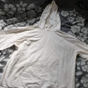 En fin vit hoodie ifrån Cubus! Den är i storlek L och är mjuk och skön! Den har inga fula fläckar på sig och har mest varot i garderoben. Säljer denna för 100 kr och köparen står för frakten ☺️