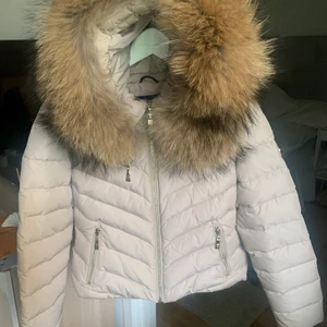 Hollies jacka  - Helt ny och oanvänd beige jacka från hollies i storlek 36. Säljer pga aldrig kommit till användning. Pris kan diskuteras 