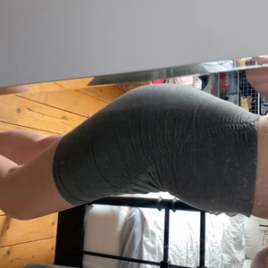 Kjol  - Grå kjol från Gina men tyvärr för liten för mig men väldigt mjukt material och inte använd💞