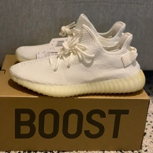 yeezy cream white - Helt nya yeezys. Storlek US 10.5. Kvitto finns från adidas. Kan frakats på köparens bekostnad.
