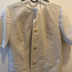 Linneskjorta - Säljer en superfin skjorta i typ(?) linnematerial. Har ärvt tröjan (som även har en tillhörande kort kjol) av min farmor, så vintage och helt unik i det oanvända skicket. Så jäkla fin beige färg! ❗️Kameran gör att materialet ser konstigt ut❗️