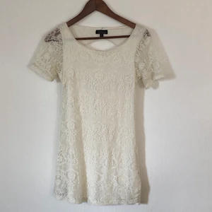 Klänning - Vit klänning med halv-öppen rygg från topshop. Storlek 38. Pris kan diskuteras! 