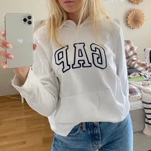 Hoodie - Vit hoodie från gap i fint skick i storlek M. Köparen står för frakten