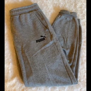 Puma Mjukisbyxor - Säljer mina gamla pumamjukisar då jag inte använder dem längre. Dem är i bra skick förutom en liten skråma på innerlåret (se sista bilden) Strl M. Frakt tillkommer 