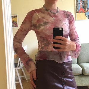 Rosa mesh shirt - Rosaflammig tröja i mesh som passar strl S. Riktig snygg som undertröja eller som huvudroll! Väldigt fina volanger i sömmarna i armen och i ringningen.