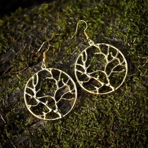 Örhängen med kvistar - Örhängen i form av kvistar i guld 🌾 Krokarna är nickelfria och hängena är ungefär 4cm i diameter. På min profil finns fler örhängen med berlocker i flera andra storlekar, färger och former! 🌿 Örhängena levereras i en fin liten presentpåse. Frakt på 15kr 