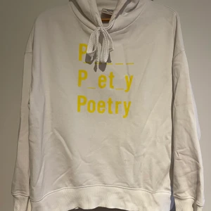 Hoodie från baum und pferdgarten - Så fin vit tröja från baum und pferdgarten. Sparsamt använd och i fint skick. Är ett par små fläckar som syns om man tittar noga. Går säkert att få bort med fläckborttagning (ej testat). Tröjan är i stl L men funkar till en M också.