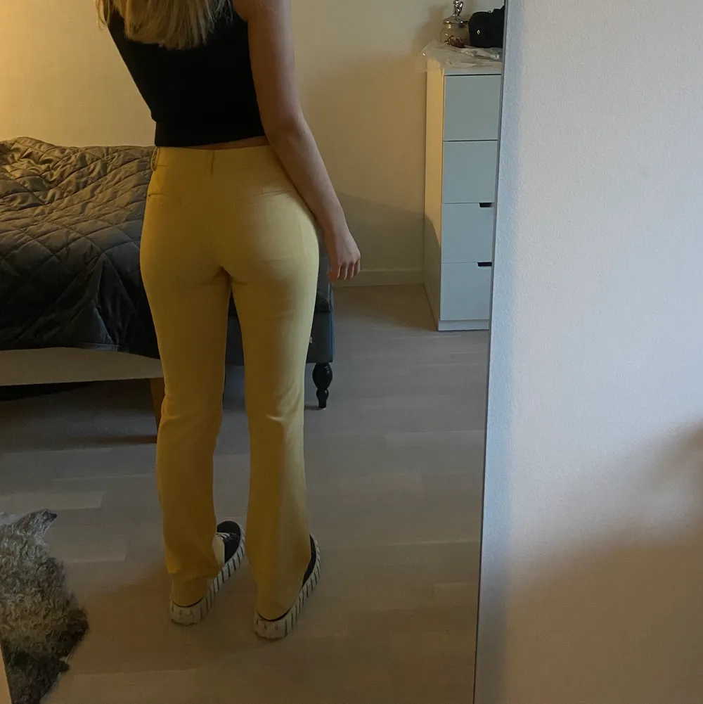 Jag säljer mina väldigt unika, gula kostymbyxor med låg midja. De är köpta i USA förra året och är knappt använda, alltså är dem som nya. 😍😍 Passar storlek XS/S/M (ganska stretchiga). Jag är 170 som referens. Kan mötas i Stockholm, annars tillkommer frakt! . Jeans & Byxor.