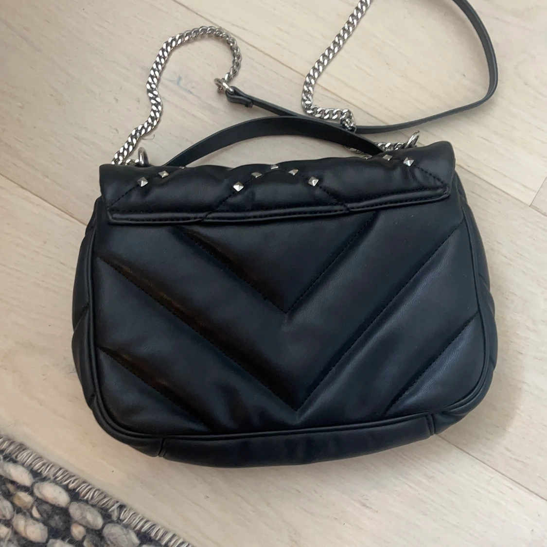 Väska med nitar - 90