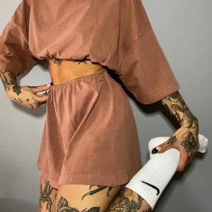  Brun T-shirt crop dress - 🤎Brun T-shirt crop dress jag sytt själv av en L T-shirt från junkyard🤎