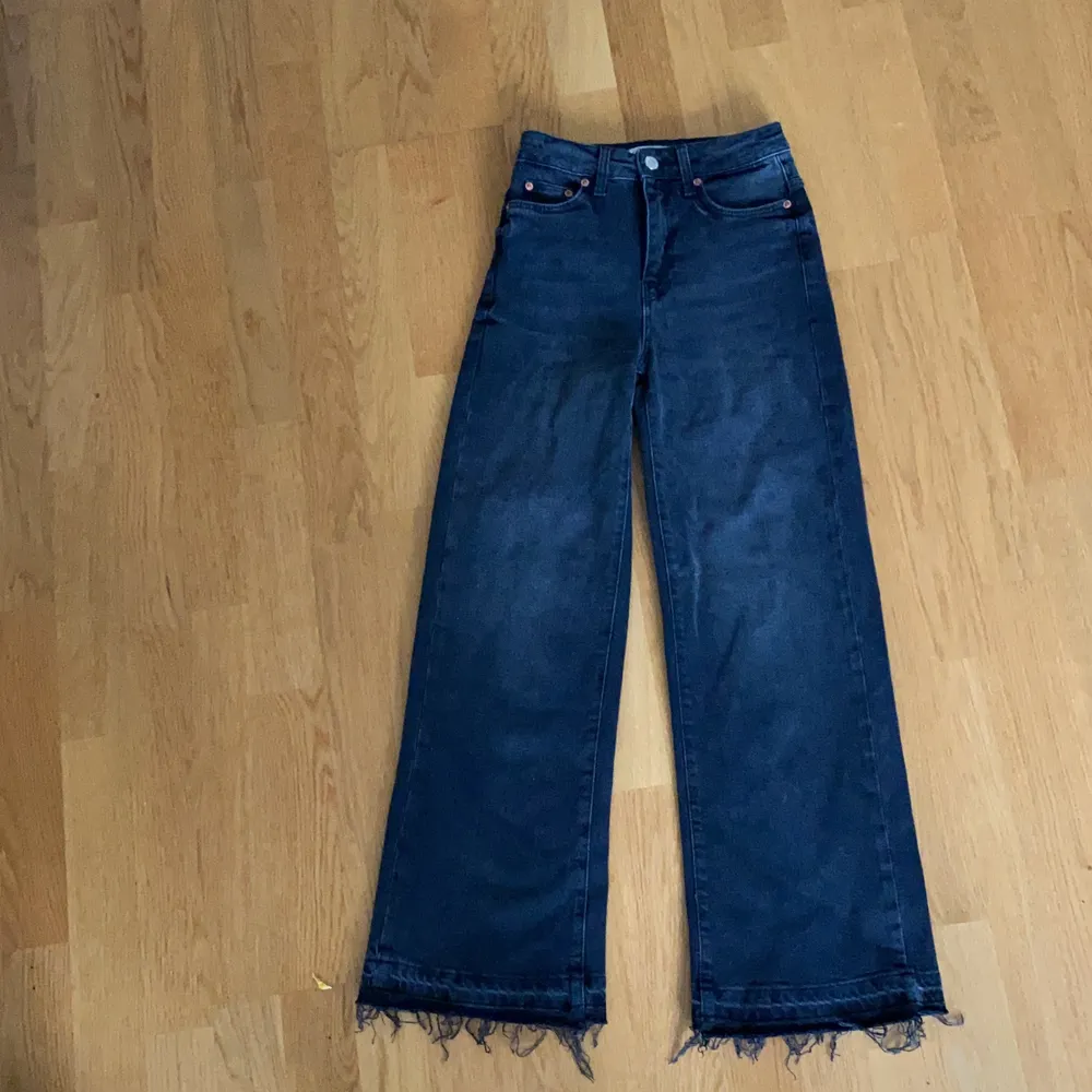 Säljer nu mina svart/gråa jeans från zara eftersom jag knappt använt dom. De är stretchiga och i storlek 34. De är i en rak modell och lite utsvängda nertill. Köparen står för frakten.. Jeans & Byxor.