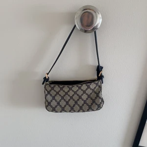 axel väska - Fin axelväska med mönster från mango