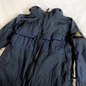 Stone island vindjacka storlek M/L - Stone island vind jacka i bästa skick, knappt använd, köpt i NK för 4700kr säljer idag för 2500kr