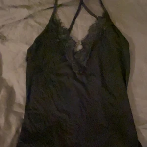 Svart body  - Jätte snygg svart body från secondhand, köptes för 120kr. Oanvänd o är i ganska bra skick 
