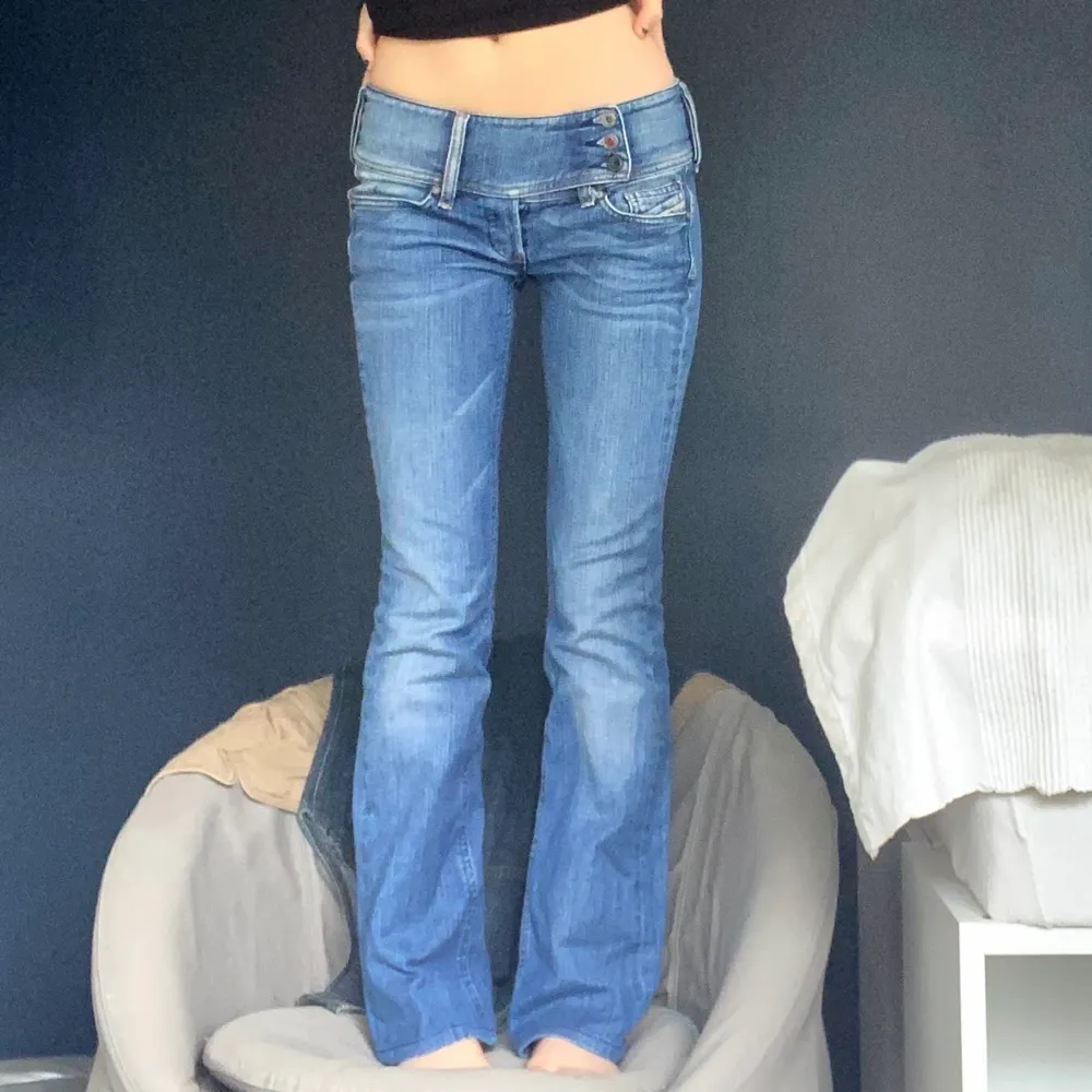 2000-tals jeans från diesel i superbra skick. Sitter fint på kroppen. Jag är 162 cm                         senaste bud: 180 kr. Jeans & Byxor.