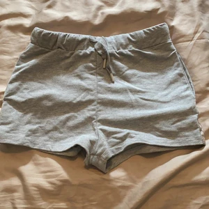 Kortbyxor MM sports strl S - Ljusgråa mjukiskortbyxor Mmsports strl S. Använda fåtal gånger. Stretch i midjan.