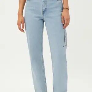 Jeans från weekday i modellen Voyage, färg pen blue. Storlek 27/30, bra passform.