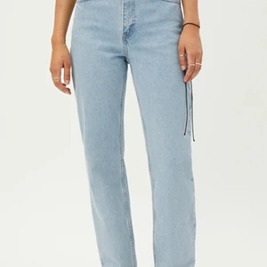 Weekday Voyage Jeans - Jeans från weekday i modellen Voyage, färg pen blue. Storlek 27/30, bra passform.