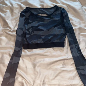 Better Bodies crop top - Träningstopp från better Bodies, använd 2-3 gånger. Öppen rygg med Better Bodies loggan på ena armen och i midjan. 