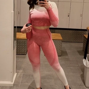 Träningssett iciw  - Tråningstigts storlek xs och topp s. Från icaniwill. Fint skick. Byxorna för 250kr och tröjan för 100kr eller båda för 300kr.