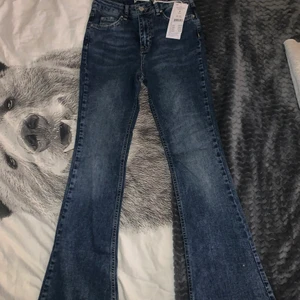 Natasha Bootcut Jeans [midnight blue]  - Säljer dessa mid waist jeans från GinaTricot i storlek S. De är helt nya och tyvärr har aldrig kunnat använda dom pga dom är jätte små på mig. ✨ Säljer detta nästan i orginala priset och frakt!🤍 ( Dom två sista bilderna är från ginas sida )