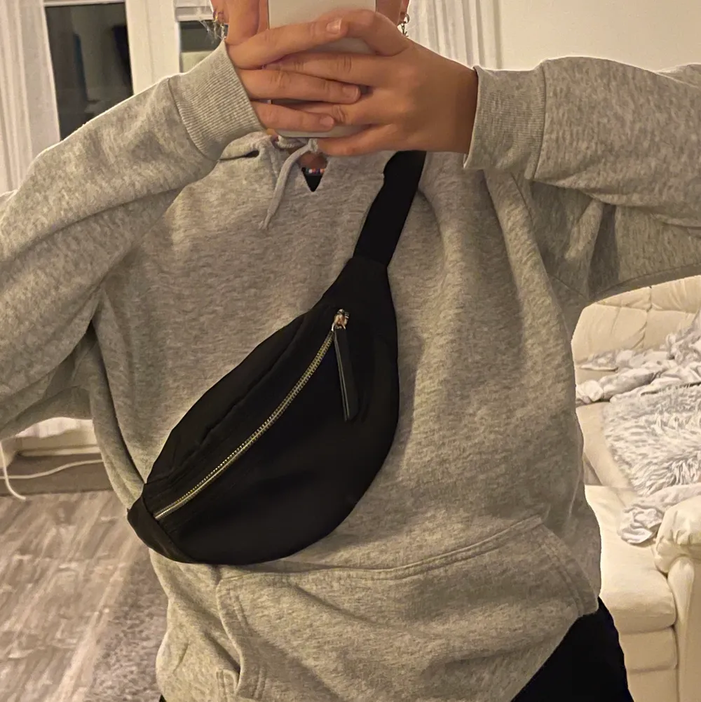 svart bum bag/magväska i bra skick. Märket är don Donna. Säljer för 50kr och köparen står för frakten 🌟🌟. Väskor.