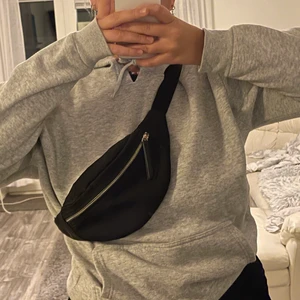 bum bag - svart bum bag/magväska i bra skick. Märket är don Donna. Säljer för 50kr och köparen står för frakten 🌟🌟