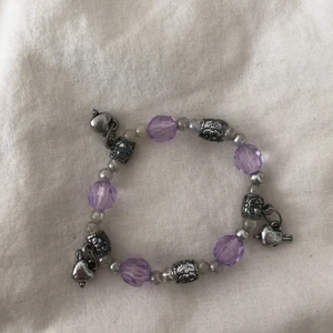 Armband - Jättegulligt lila armband med vita pärlor och hjärtan! Säljer pga använder inte.💗