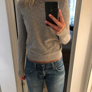 Kashmire tröja - En grå kashmire tröja. Så bra skick. Väldigt skön och snygg. Så snyggt till kjol eller jeans.
