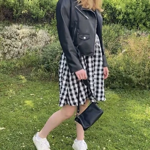 rutig klänning - jätte fin rutilg klänning som aldrig andvänds. super cool till hösten! är en xs men funkar nig upp till M eftersom det är knyte på ryggen. frakt ingår ej