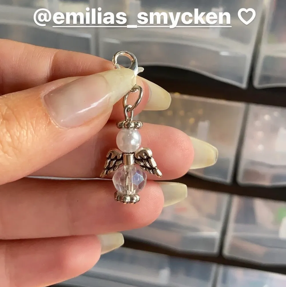 Alla pärlor och annat material finns på min hemsida som är länkad i min profil på Instagram @emilias_smycken änglarna passar bra att hänga i nyckelknippan, i hästens träns, i kopplet, i kaninen/kattens sele osv (sele, halsband och koppel kan ni designa själva på @emilias_selar_ på Instagram💕. Accessoarer.