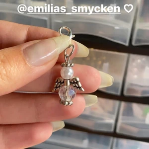 Designa din egen lyckoängel! - Alla pärlor och annat material finns på min hemsida som är länkad i min profil på Instagram @emilias_smycken änglarna passar bra att hänga i nyckelknippan, i hästens träns, i kopplet, i kaninen/kattens sele osv (sele, halsband och koppel kan ni designa själva på @emilias_selar_ på Instagram💕
