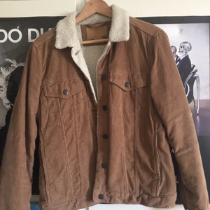 Fodrad manchesterjacka  - En fodrad brun manchester jacka från Lager157 i storlek M. Skriv för fler bilder eller frågor :) 