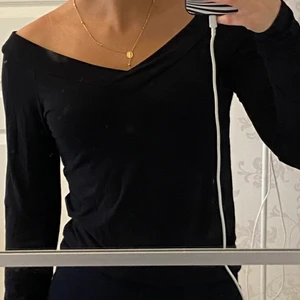 Tröja  - Svart långärmad tröja köpt på Vero Moda. Storlek M men passar också för folk som använder S! Säljer för 45kr plus frakt.