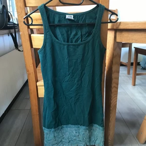 Linne med spetskant storlek XS - Lite längre modell på linnet. Supersnygg spets nertill. 