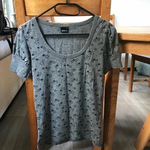 Tröja från Gina Tricot storlek M - Snygg tröja med stjärnor i fin grå färg. Mudd i ärmarna