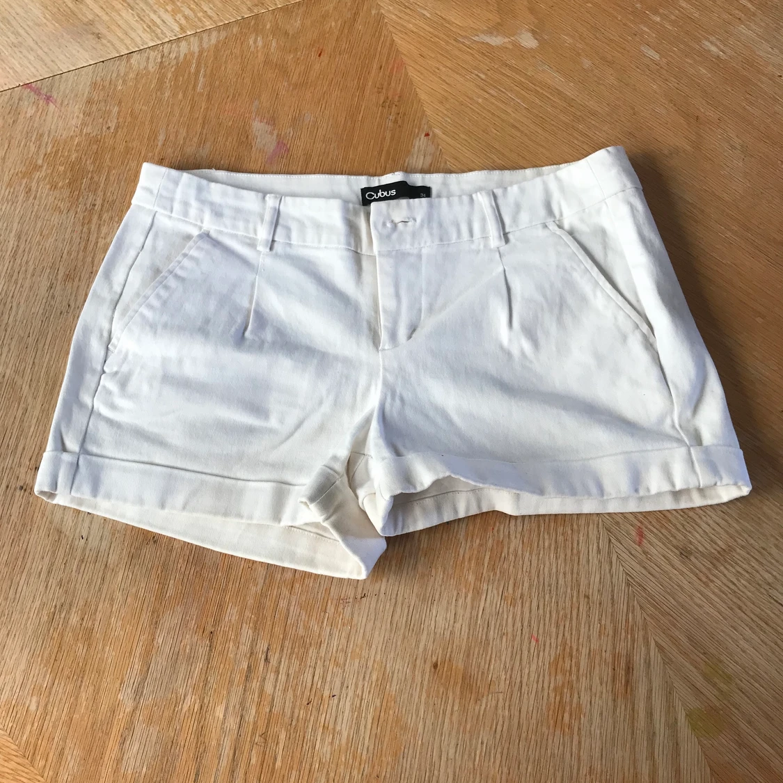Vita shorts storlek 34