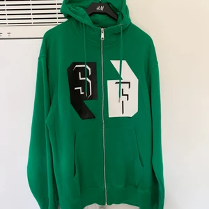 Sneaker Freak Kofta  - Sneaker Freak kofta, Str: L, Modell: Herr, Skick: fint skick (limmet har lossnat lite) Pris: 150kr.  Kolla gärna in mina andra inlägg, Vid intresse av fler varor så fixar jag ett bra paketpris!