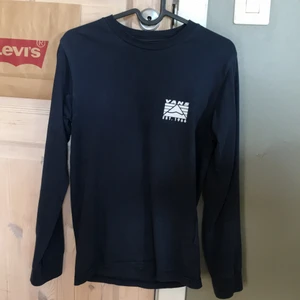Vans longsleeve strl XS - En Vans longsleeve som inte använts alls mycket. Den har växt ut mig och därför som jag säljer den. Storleken är XS
