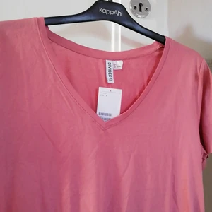 T-shirt, storlek S - En rosa vanlig hm t-shirt. Pris lappen sitter kvar. Aldrig använt. Köparen står för frakten. 
