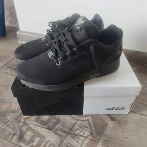 Adidas skor svarta i gott skick 