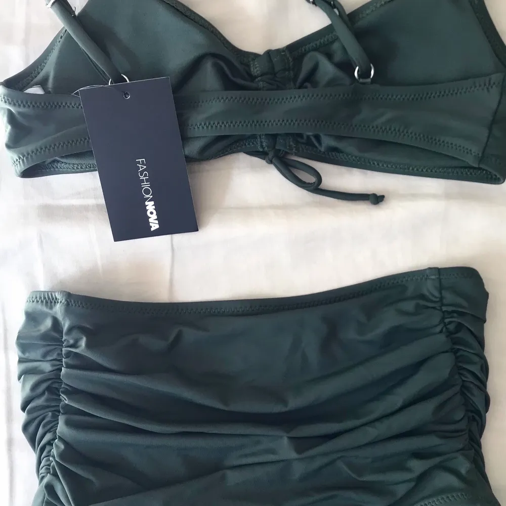 Militärgrön bikini från FashionNova, oanvända med lappar kvar, size S - 50kr 🌼. Övrigt.