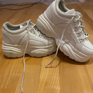 Sneakers  - Vita chunky sneakers i strl 36. Köparen står för frakten. Betalning med swish.