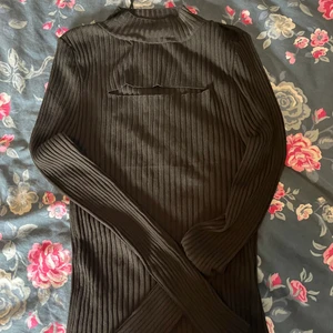 Tröja - En väldigt fin tröja aldrig använd säljer den då den är för litten på mig 