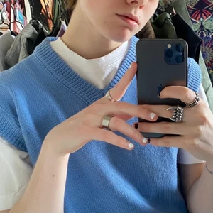 Blå väst - En fin väst som ej kommer till användning. Inga flaws. I fint skick! ⚠️ Var god följ budgivningens regler ⚠️