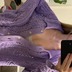 Lila kofta från zara - Lila jättegullig virkad/stickad kofta från Sara i storlek L. Har vanligtvis xs men älskar att den är lite oversized så man kan ha den över någon gullig topp lite uppknäppt 🥰